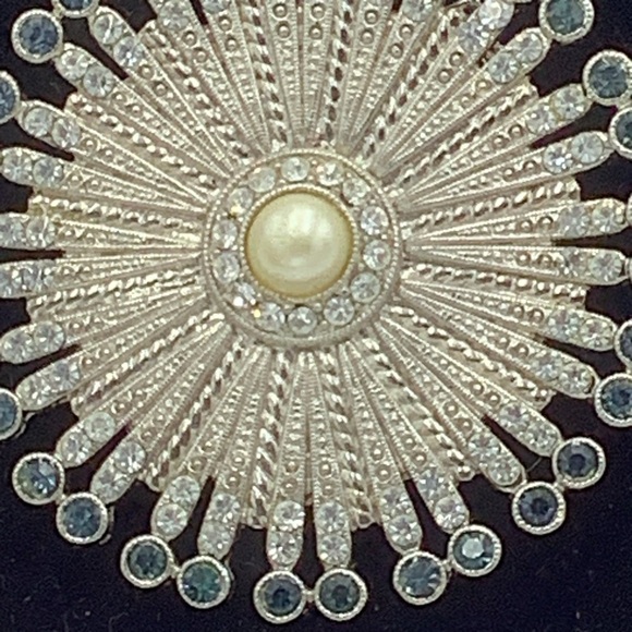 Silver Starburst Brooch with Pearl Center and Rhinestones - Picture 3 of 9